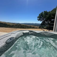 Vineyard Views King Bed Dog Friendly Hot Tub